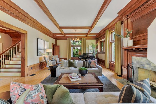 1721 Mount Curve Avenue, Minneapolis, MN 55403