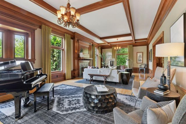 1721 Mount Curve Avenue, Minneapolis, MN 55403