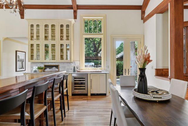 1721 Mount Curve Avenue, Minneapolis, MN 55403