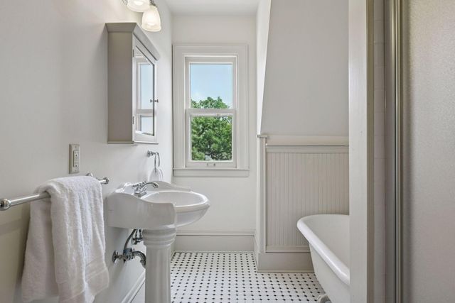 1721 Mount Curve Avenue, Minneapolis, MN 55403