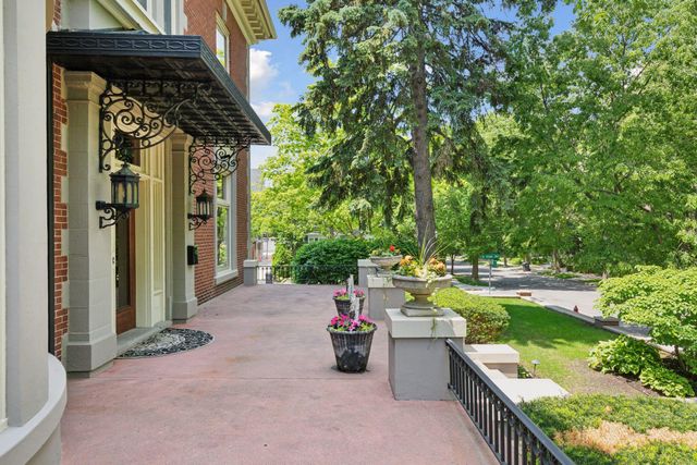 1721 Mount Curve Avenue, Minneapolis, MN 55403