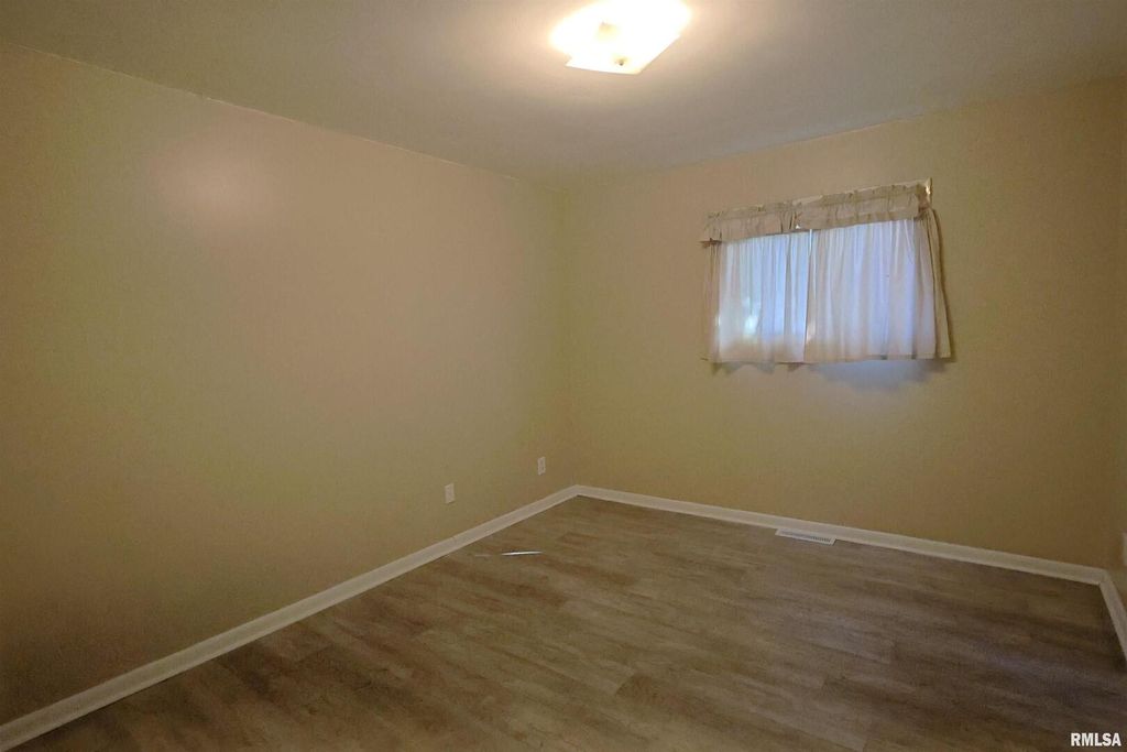 Image 16 of property listing at 11 RIDGE Road, Centralia, IL 62801