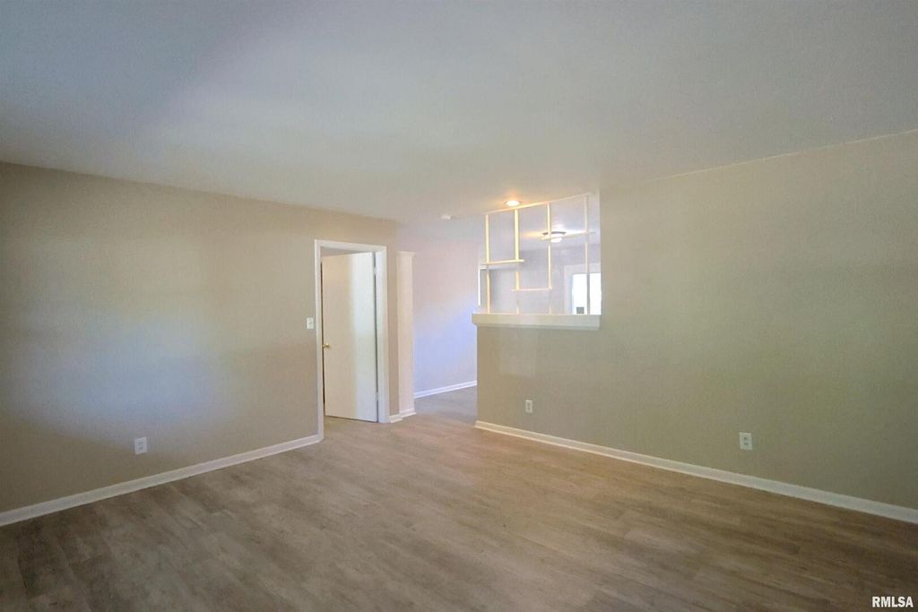 Image 4 of property listing at 11 RIDGE Road, Centralia, IL 62801