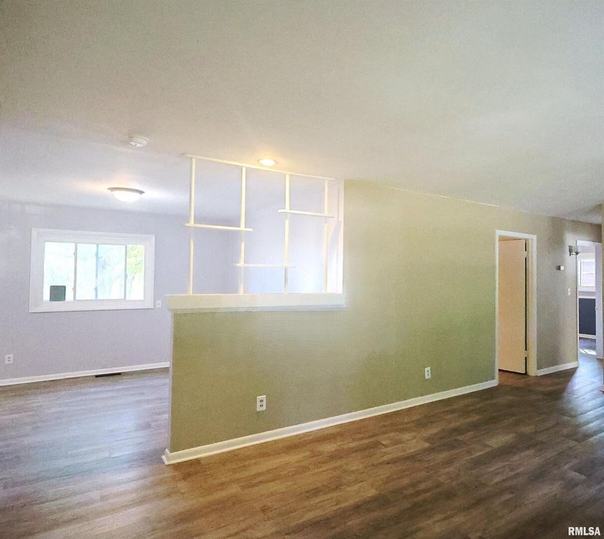 Image 5 of property listing at 11 RIDGE Road, Centralia, IL 62801