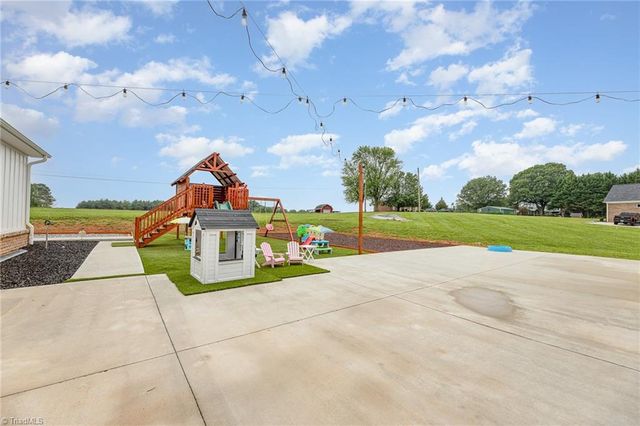 138 Arthur Needham Road, Pilot Mountain, NC 27041