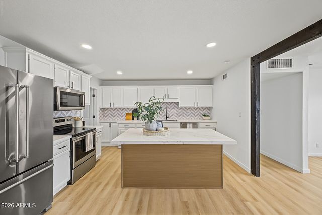 4030 W GLENDALE Avenue, Phoenix, AZ 85051