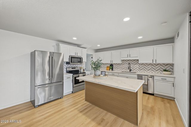 4030 W GLENDALE Avenue, Phoenix, AZ 85051