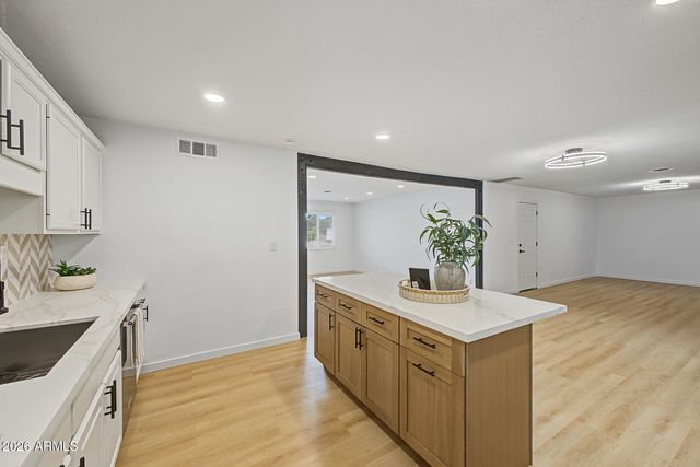 4030 W GLENDALE Avenue, Phoenix, AZ 85051