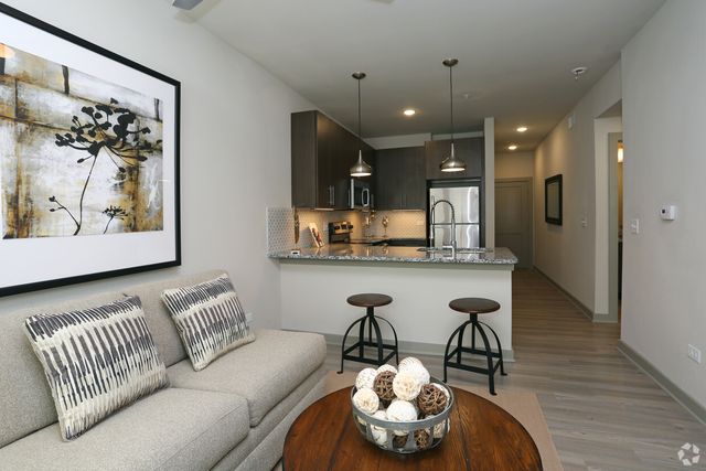 690 E Algonquin Road 3404, Schaumburg, IL 60173