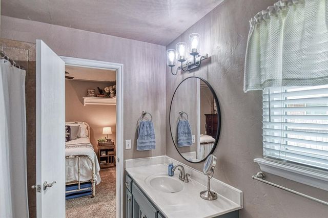 513 N Geronimo Way, Mustang, OK 73064