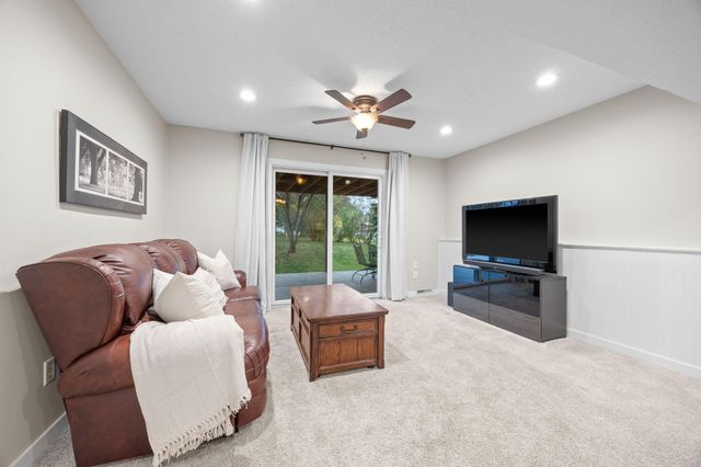 1425 Meadow Court, Chaska, MN 55318