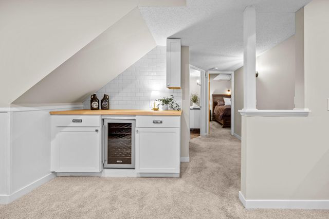 1425 Meadow Court, Chaska, MN 55318