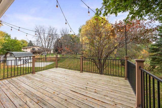 1425 Meadow Court, Chaska, MN 55318