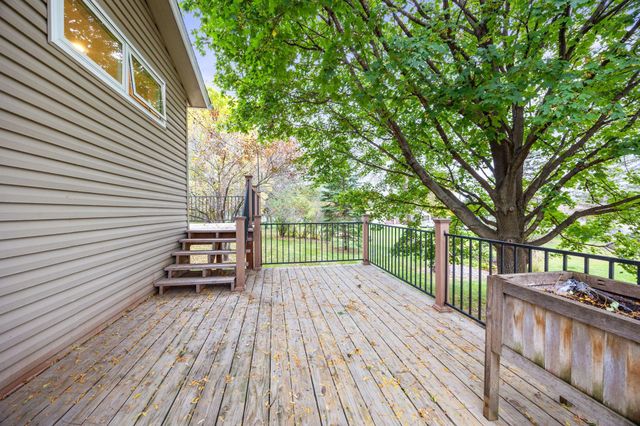 1425 Meadow Court, Chaska, MN 55318