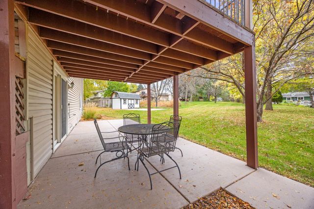 1425 Meadow Court, Chaska, MN 55318