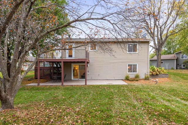 1425 Meadow Court, Chaska, MN 55318