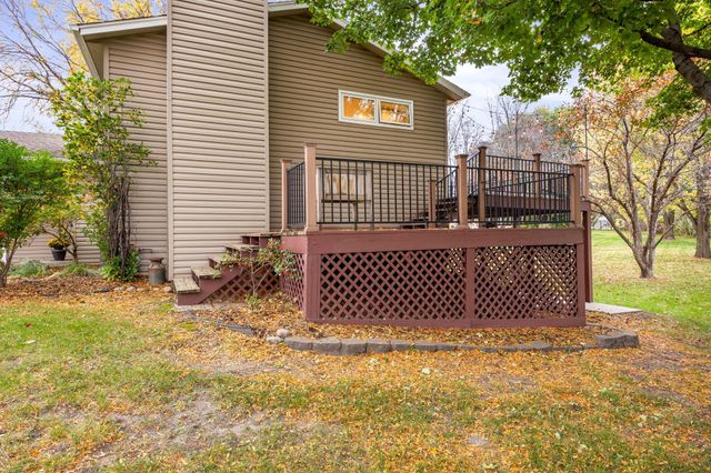 1425 Meadow Court, Chaska, MN 55318
