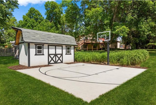 1425 Meadow Court, Chaska, MN 55318