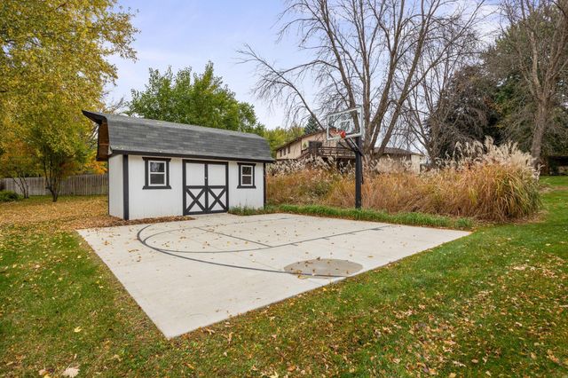 1425 Meadow Court, Chaska, MN 55318