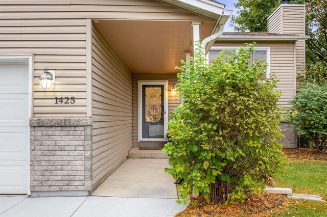 1425 Meadow Court, Chaska, MN 55318