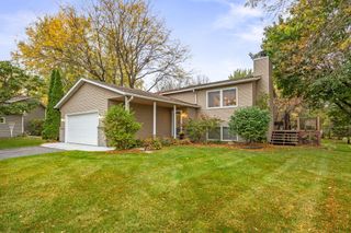 1425 Meadow Court, Chaska, MN 55318