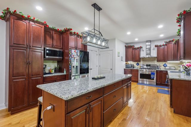 1551 Thorneberry Court, Libertyville, IL 60048
