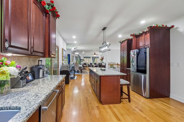 1551 Thorneberry Court, Libertyville, IL 60048