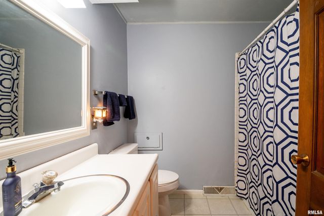 2229 W CALLENDER Avenue, West Peoria, IL 61604