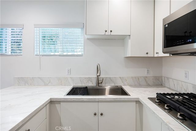 7042 White Oak, Van Nuys, CA 91406