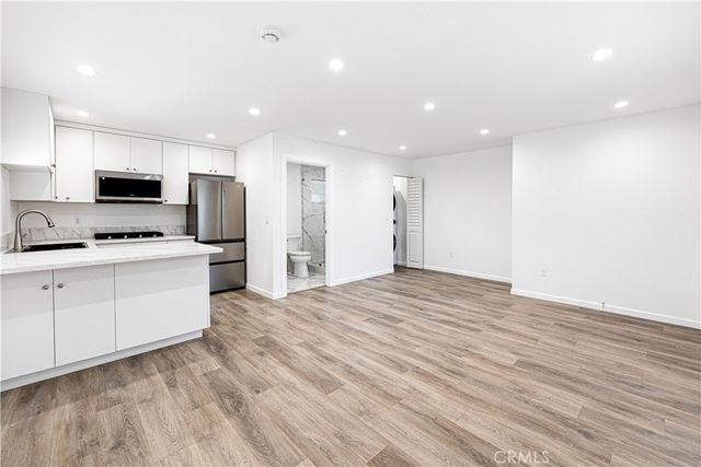 7042 White Oak, Van Nuys, CA 91406