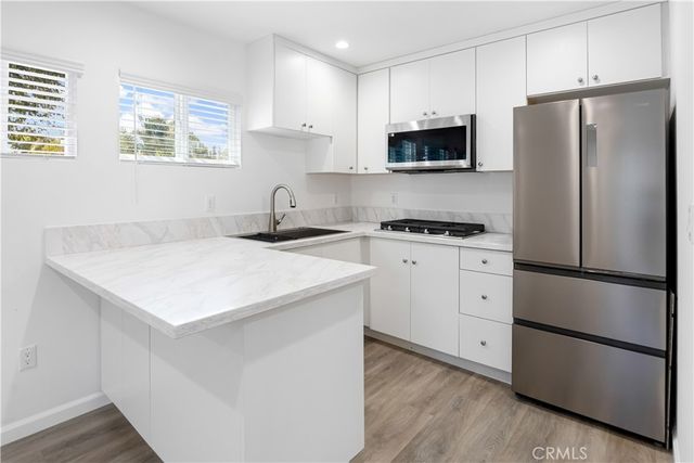 7042 White Oak, Van Nuys, CA 91406