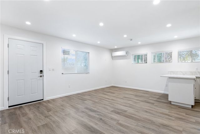 7042 White Oak, Van Nuys, CA 91406