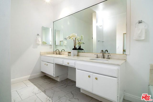 1101 Rexford Drive 302, Los Angeles, CA 90035