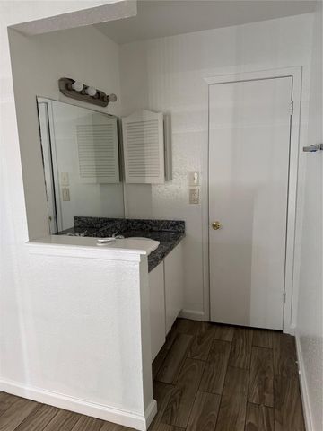 6200 W Tidwell Road 2404, Houston, TX 77092
