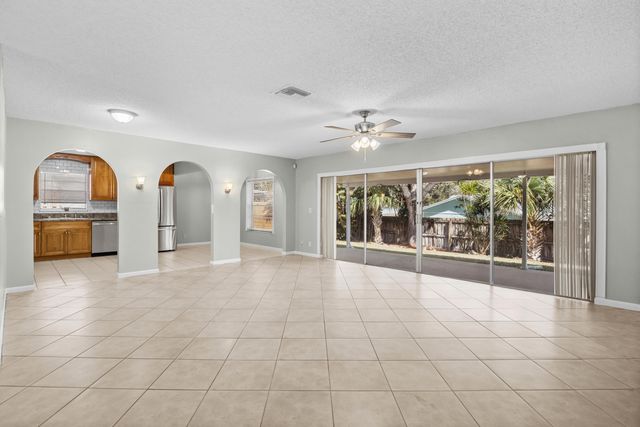 8993 SE Sandridge Avenue, Hobe Sound, FL 33455