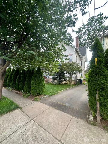 208 E 9th Street E 1, Plainfield, NJ 07060
