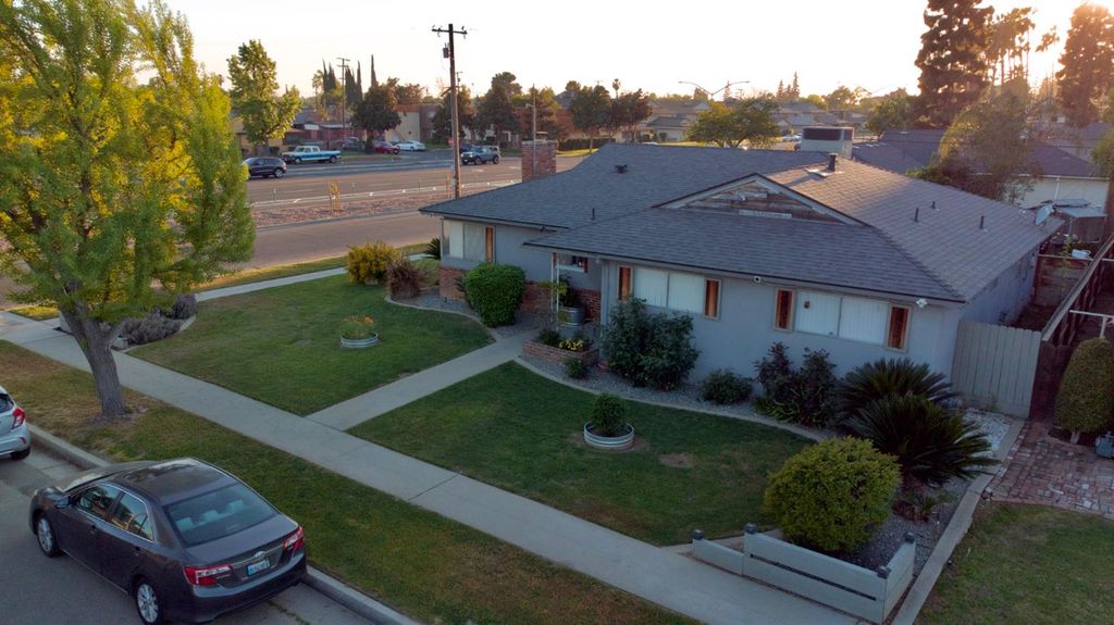 Image 3 of property listing at 5419 N Callisch, Fresno, CA 93710