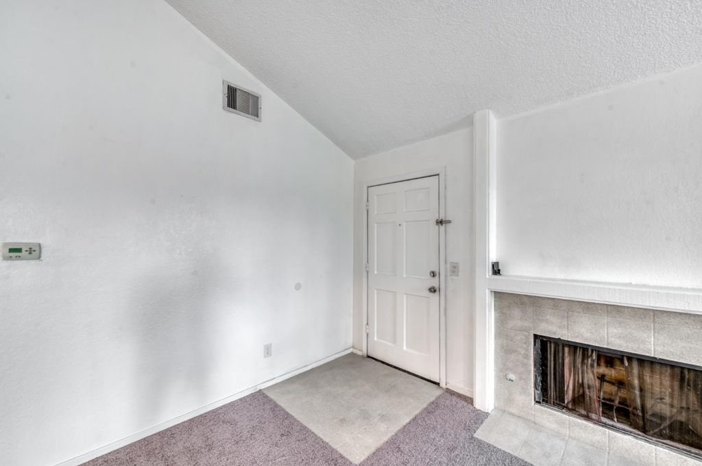 Image 3 of property listing at 4860 E Lane Avenue # 230, Fresno, CA 93727