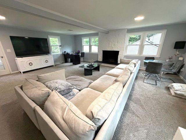 40 Neal St, Walpole, MA 02081