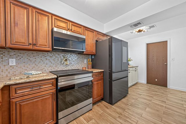 1 Still Glen Court, The Woodlands, TX 77381