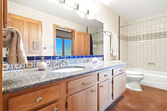 21 Los Prados, Santa Fe, NM 87506