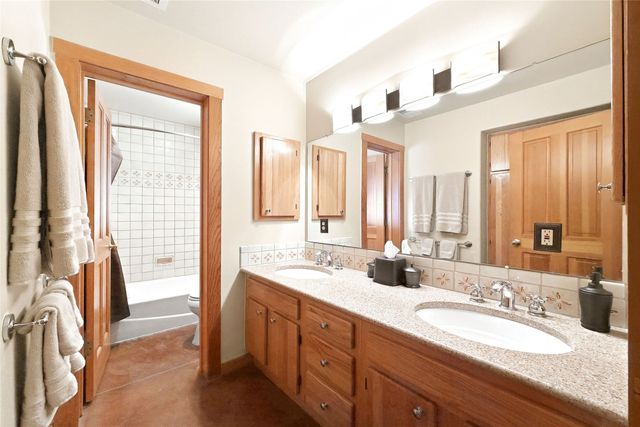 21 Los Prados, Santa Fe, NM 87506