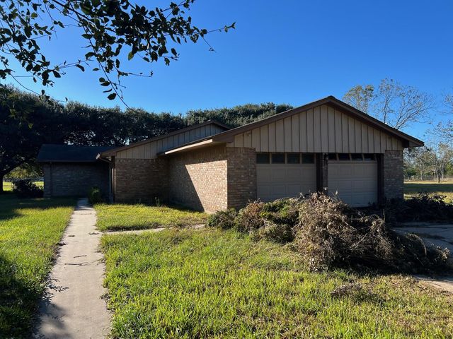 1005 Redberry Hill Road, Baytown, TX 77521