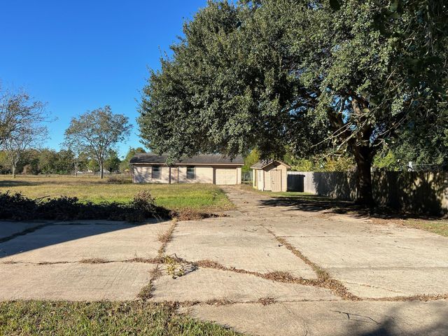 1005 Redberry Hill Road, Baytown, TX 77521