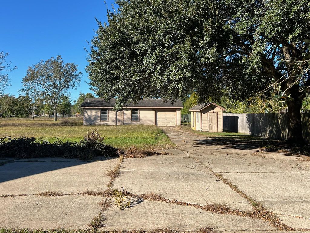 1005 Redberry Hill Road, Baytown, TX 77521