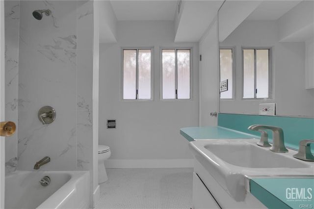 5631 Park Oak Place, Los Angeles, CA 90068