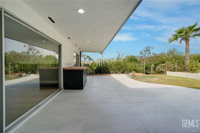 5631 Park Oak Place, Los Angeles, CA 90068