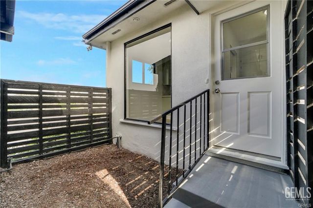 5631 Park Oak Place, Los Angeles, CA 90068