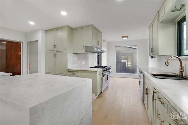 5631 Park Oak Place, Los Angeles, CA 90068