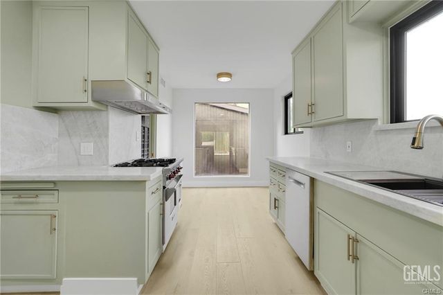 5631 Park Oak Place, Los Angeles, CA 90068